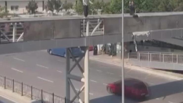 İstanbul - Kartal’da üst geçitten elektrik direğine atladı