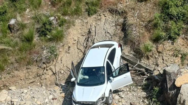 Adanada Otomobil Uçuruma Düştü: Sürücü ve Eşinin Durumu Kritik