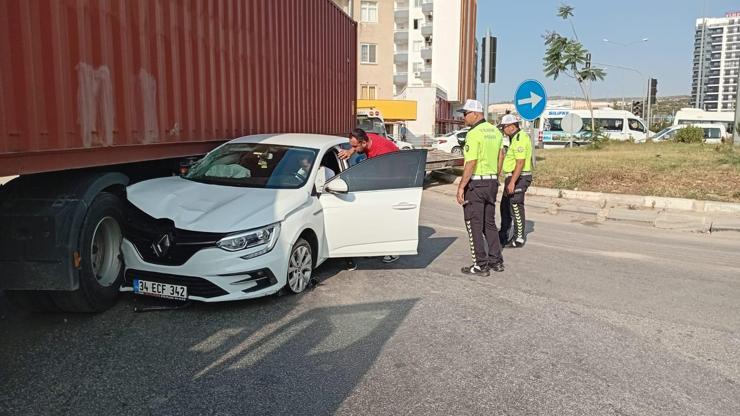 Kızıkalede Otomobil TIRa Çarptı