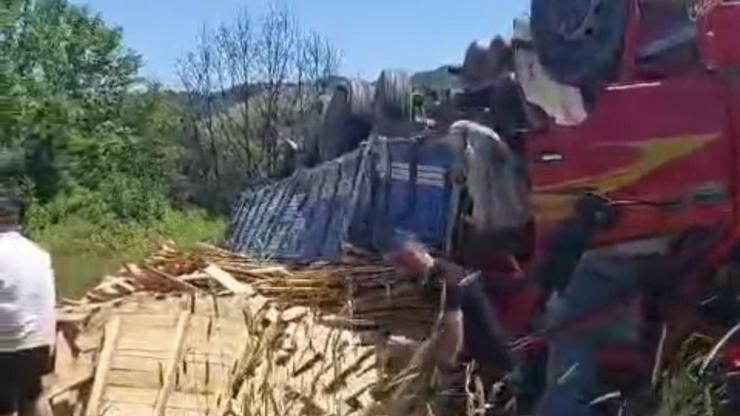 Freni boşalan kamyon devrildi; 1 yaralı