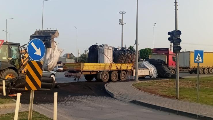 Tarsusta TIRa yüklü polietilenler yola döküldü