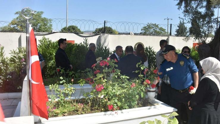 İzmirde Kurban Bayramı öncesi şehitlik ziyareti
