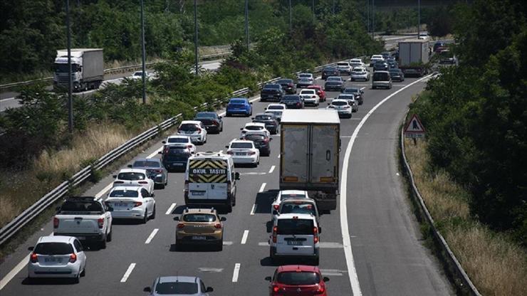 Yollarda tatil hareketliliği devam ediyor: 24 saatte 50 bin araç girişi