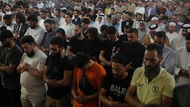 Emevi Camisinde ilk bayram namazı Binlerce kişi akın etti