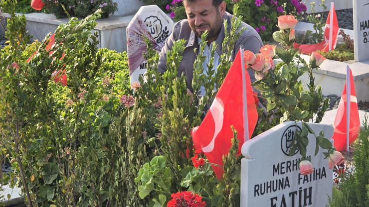 Hatayda deprem şehitliğinde buruk bayram