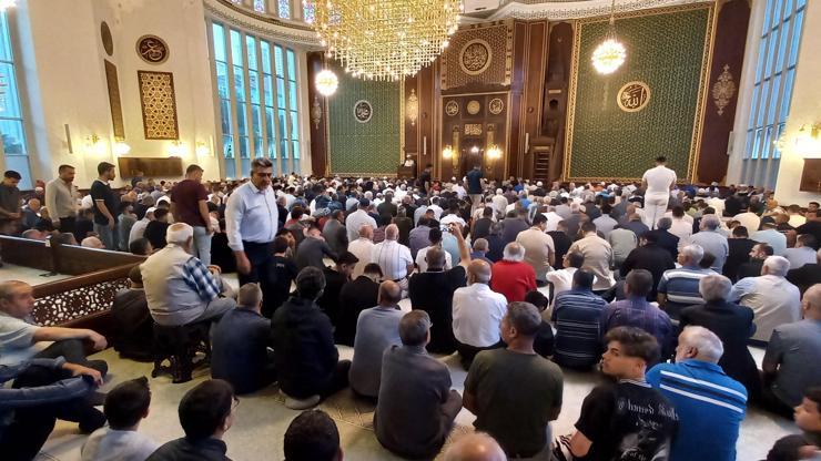 Malatyada bayram namazı için binlerce kişi saf tuttu