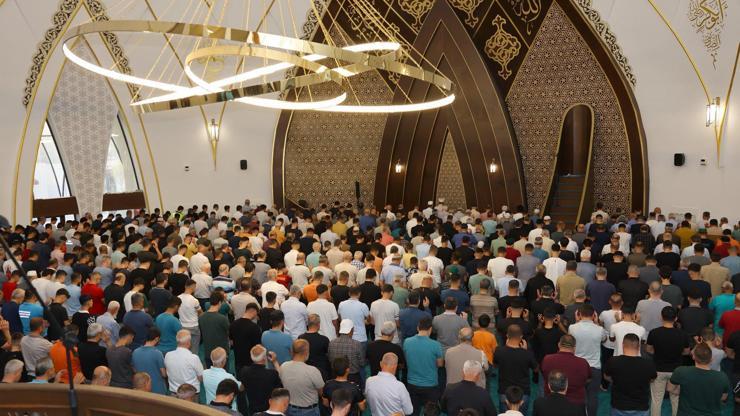 Adıyaman’da bayram mamazında yüzlerce kişi saf tuttu