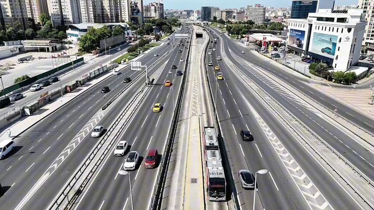 Bayramın ilk günü İstanbulda yollar boş kaldı