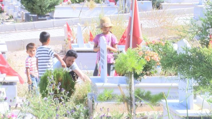 Malatya Deprem Şehitliğinde buruk bayram