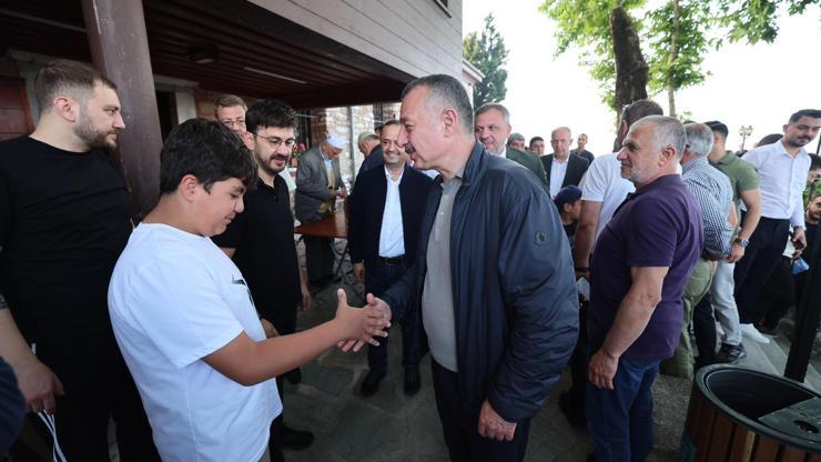 Kocaeli Büyükşehir Belediye Başkanı Büyükakın, bayram namazını İzmitte kıldı