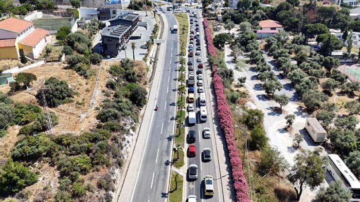 Bayramda Kuşadasına tatilci akını; araç kuyrukları dronla görüntülendi