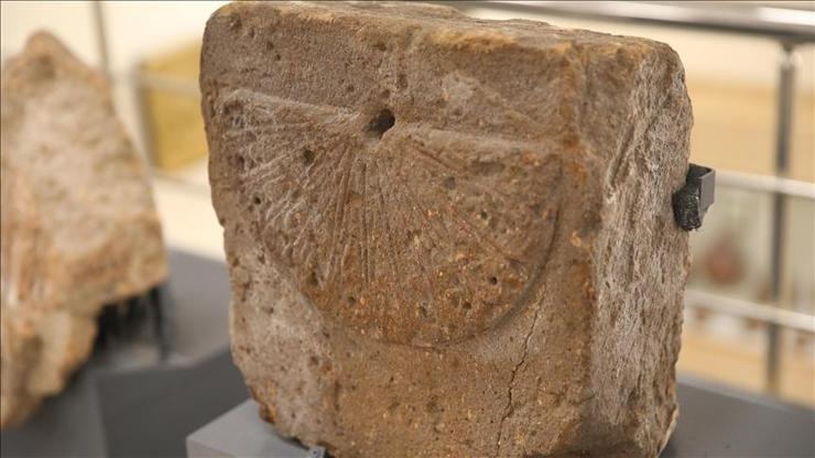 Anideki kazılarda bulunan yaklaşık 1000 yıllık güneş saati görücüye çıktı