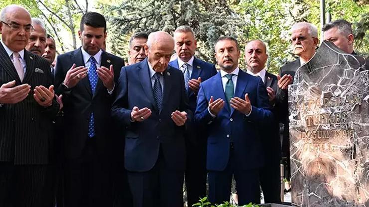 Devlet Bahçeliden Türkeşin kabri ve Ülkü Ocaklarına bayram ziyareti