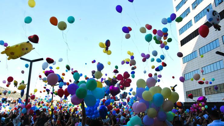 İzmirde Kanserli Çocuklar İçin Balon Uçuruldu