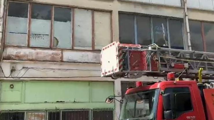 Depoda mahsur kalan köpekleri, itfaiye kurtardı