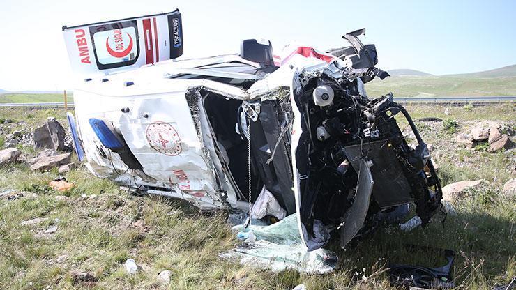 Karsta ambulans şarampole devrildi