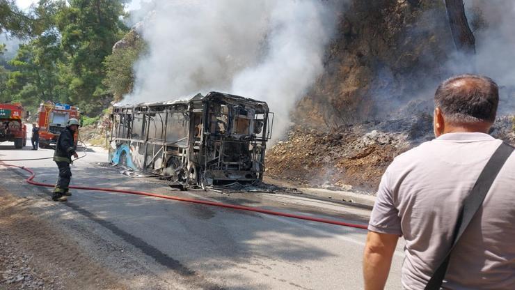 Antalyada otobüste başlayıp ormana sıçrayan yangın söndürüldü