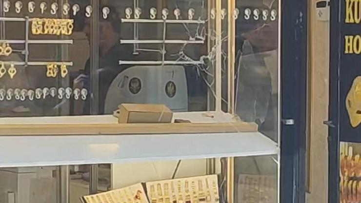 Kuyumcuyu soymak için girdiler, silahlarını düşürüp kaçtılar