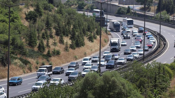 Bayram tatilinden dönenler, Anadolu Otoyolunun Kocaeli ve Sakarya kesiminde yoğunluk oluşturuyor