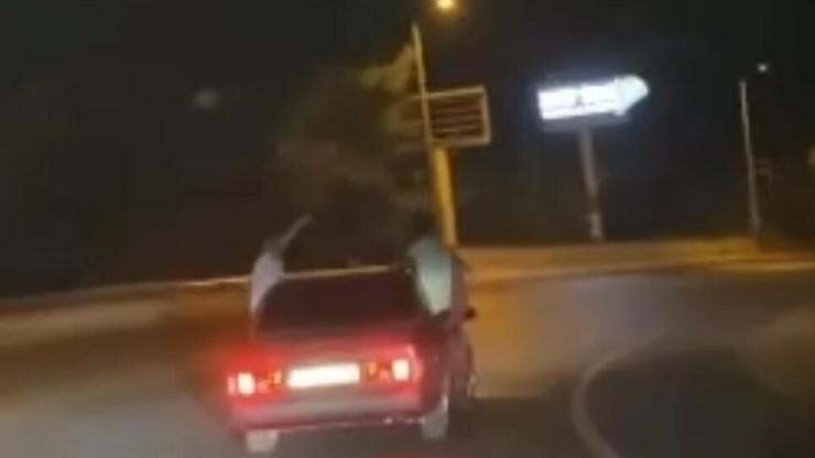 Otomobil penceresinden sarkarak yolculuk yaptılar