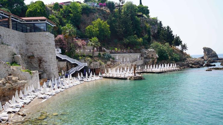 Plajdaki 1000 liralık şezlong ücreti, yarıya düşürüldü