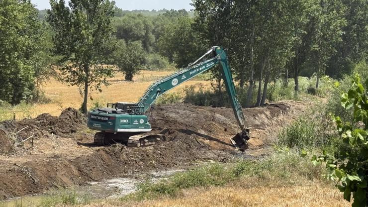 Çanda Etili Deresindeki dip temizliği yapılıyor