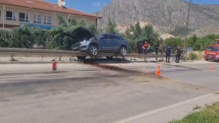 Otomobil Bariyerlere Çarptı: 1 Yaralı