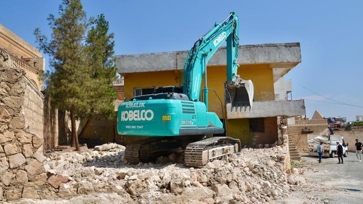 Midyatta kaçak ve ruhsatsız yapıların yıkımına başlanıldı