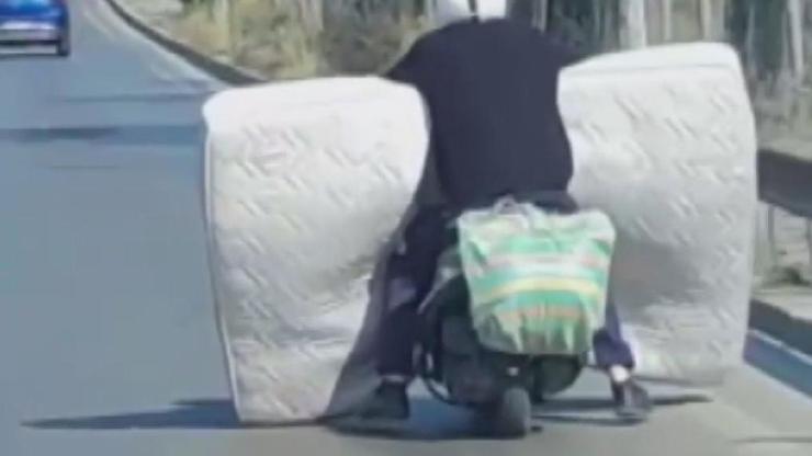 İstanbul - Sultanbeyli’de motosikletle yatak taşıdı