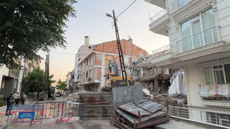 İstanbul - Avcılarda kısmen çöken binanın yıkımına devam edilirken elektrik ve internet kabloları koptu