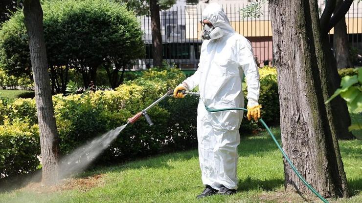 Bağcılar’da parklar ve yeşil alanlar ilaçlanıyor
