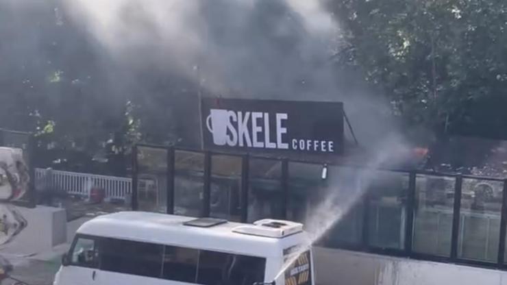 Yangın söndürme çalışmalarına polisler de hortumla müdahale etti
