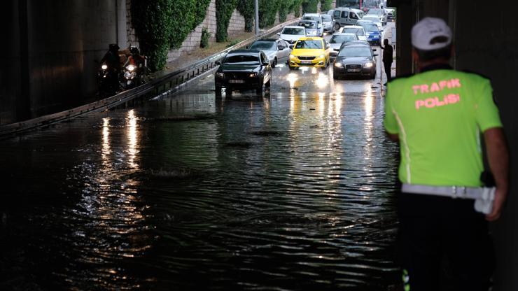 Konyada sağanak; cadde, sokak ve altgeçitler suyla doldu