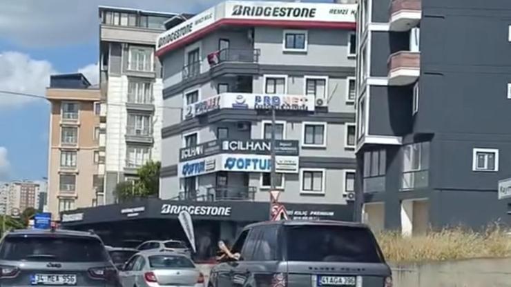 İstanbul-Maltepede ayağını camdan çıkarıp uzun süre cip kullandı