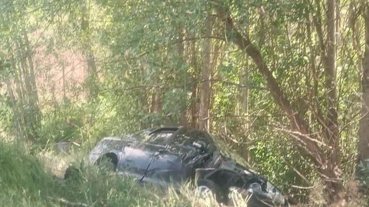 Otomobil, ters yönde park eden araca çarptı: 4 yaralı