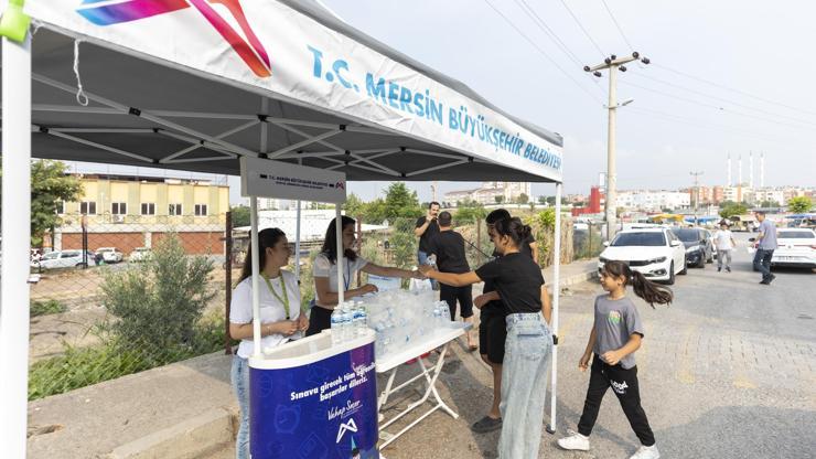 LGS’ye giren öğrenci ve ailelerine su ikramı