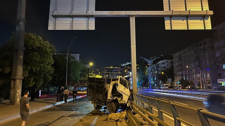 Kocaelide, tabela direğine çarpan kamyonun şoförü yaralandı