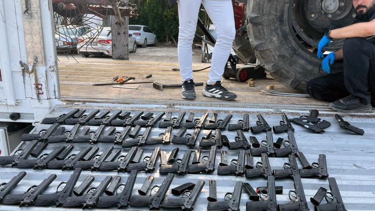TIRdaki traktöre gizlenmiş 420 ruhsatsız tabanca ele geçirildi; şoför tutuklandı