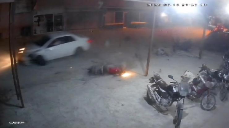 İki motosikletle çarpışan otomobil sürücüsünün kaçtığı kaza kamerada: 4 yaralı