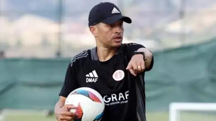 Brezilya Serie B takımlarından Operario, teknik direktörlük görevine Alex de Souzayı getirdi