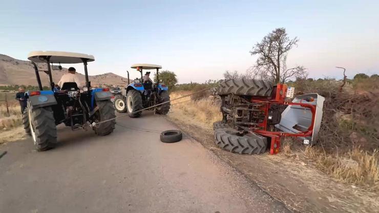 Batmanda devrilen traktör kurtarıldı