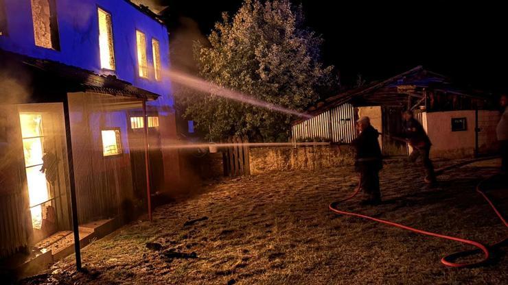 Karabükte 2 katlı müstakil ev yandı