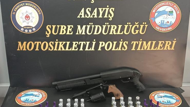 Nevşehirde bir araçta ruhsatsız 2 silah ve fişek ele geçirildi