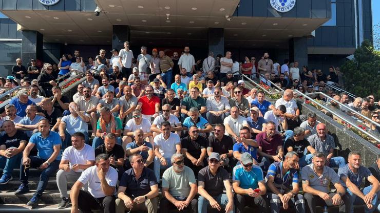 İzmirde Buca Belediyesinde bazı çalışanlar iş bıraktı