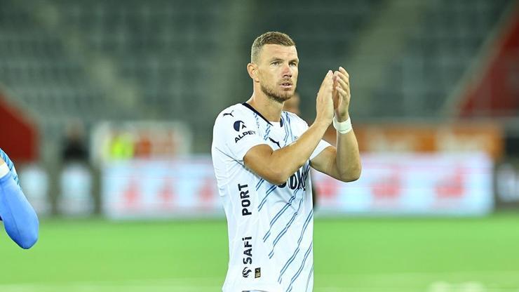 Edin Dzeko, imzayı atıyor