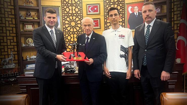 TÜRKHAN İHA Prototipi Devlet Bahçeliye takdim edildi