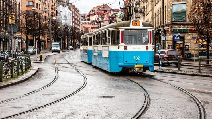 İsveçte tramvay kazası Dönüş yapamayınca pizzacıya çarptı: 8 yaralı
