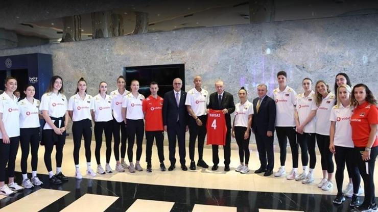 Cumhurbaşkanı Erdoğan, A Milli Kadın Voleybol Takımı ile bir araya geldi
