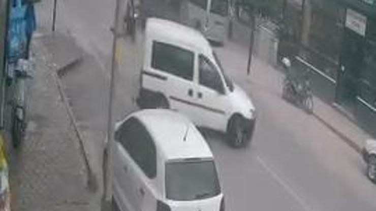 Motosikletin hafif ticari araca çarptığı kaza kamerada