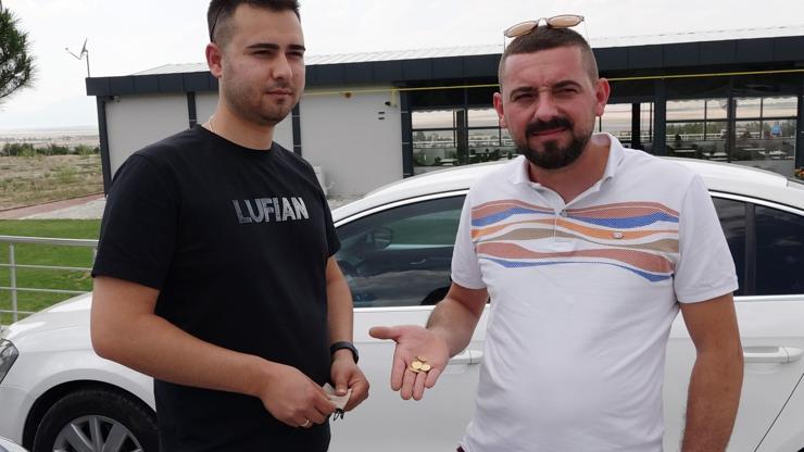 Otomobilde unutulan altınları sahibine iade etti